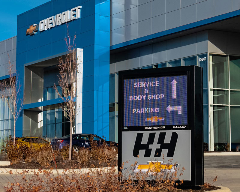 digital wayfinding in Chevrolet parking lot