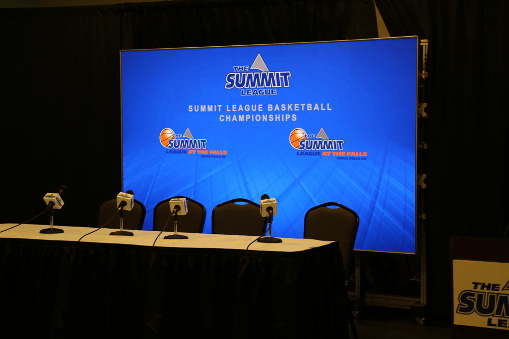 SummitLeague_PressBackdropDisplay_01