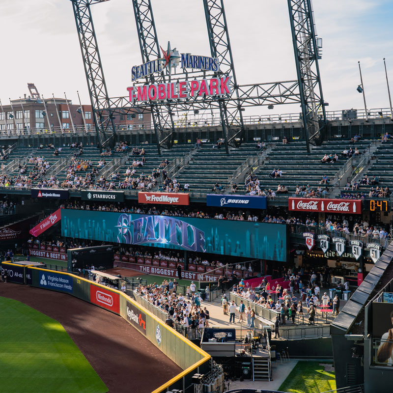 Seattle-Mariners-Banner-Display-and-Crowd.jpg