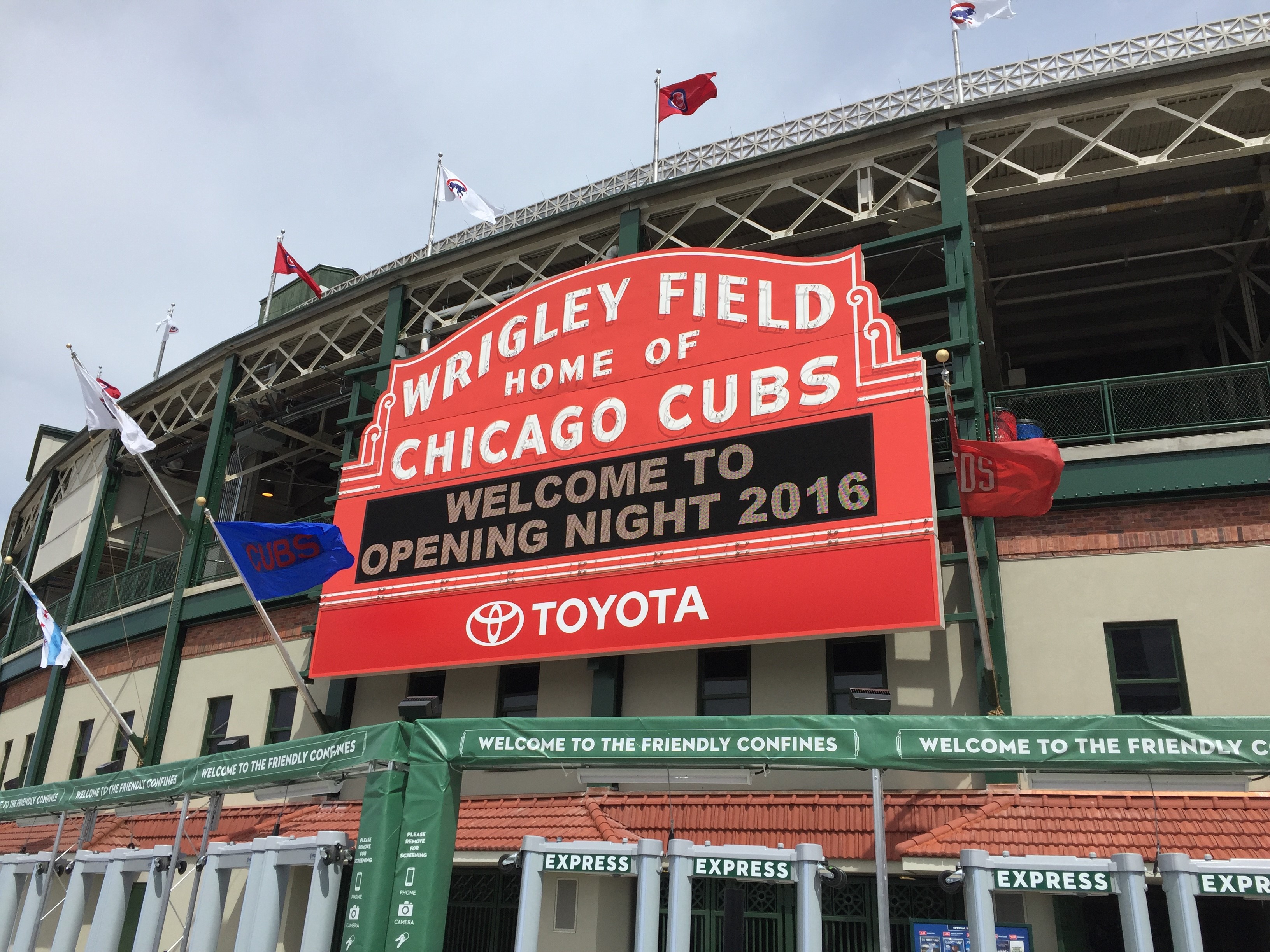 WrigleyField_Marquee_02